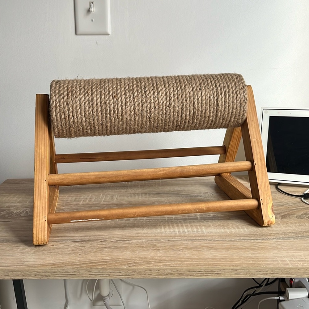 Rotating cat scratcher